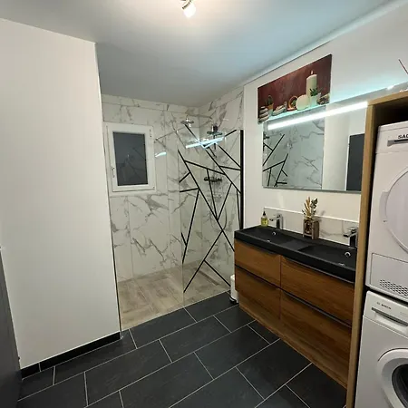 Les Penates De * קאמייר